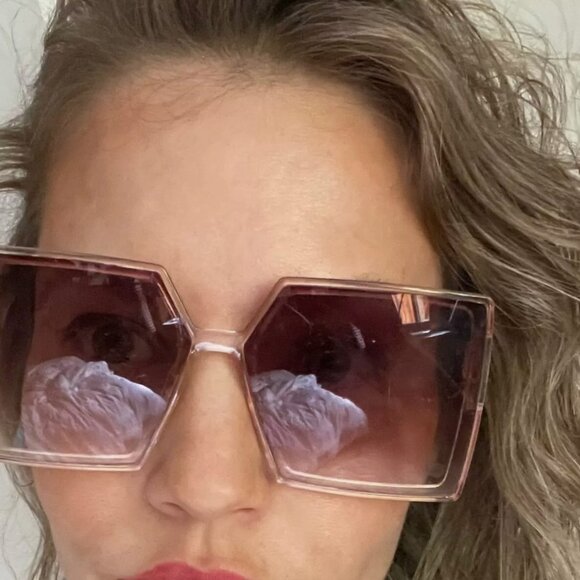 Cheap and chic sunglasses-- with an oversized fashion impact! - Picture 8 of 12